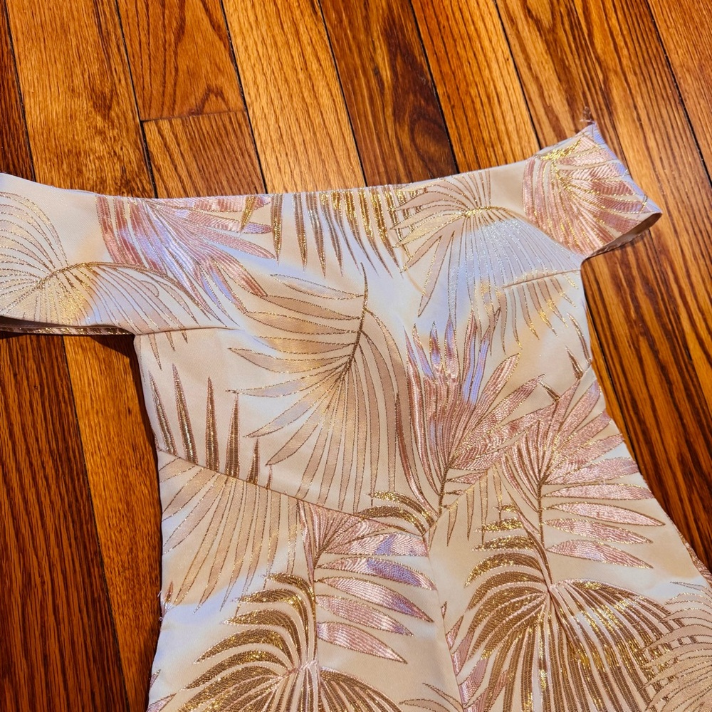 Elegant Off-Shoulder Palm Print Romper - Picture 4 of 7